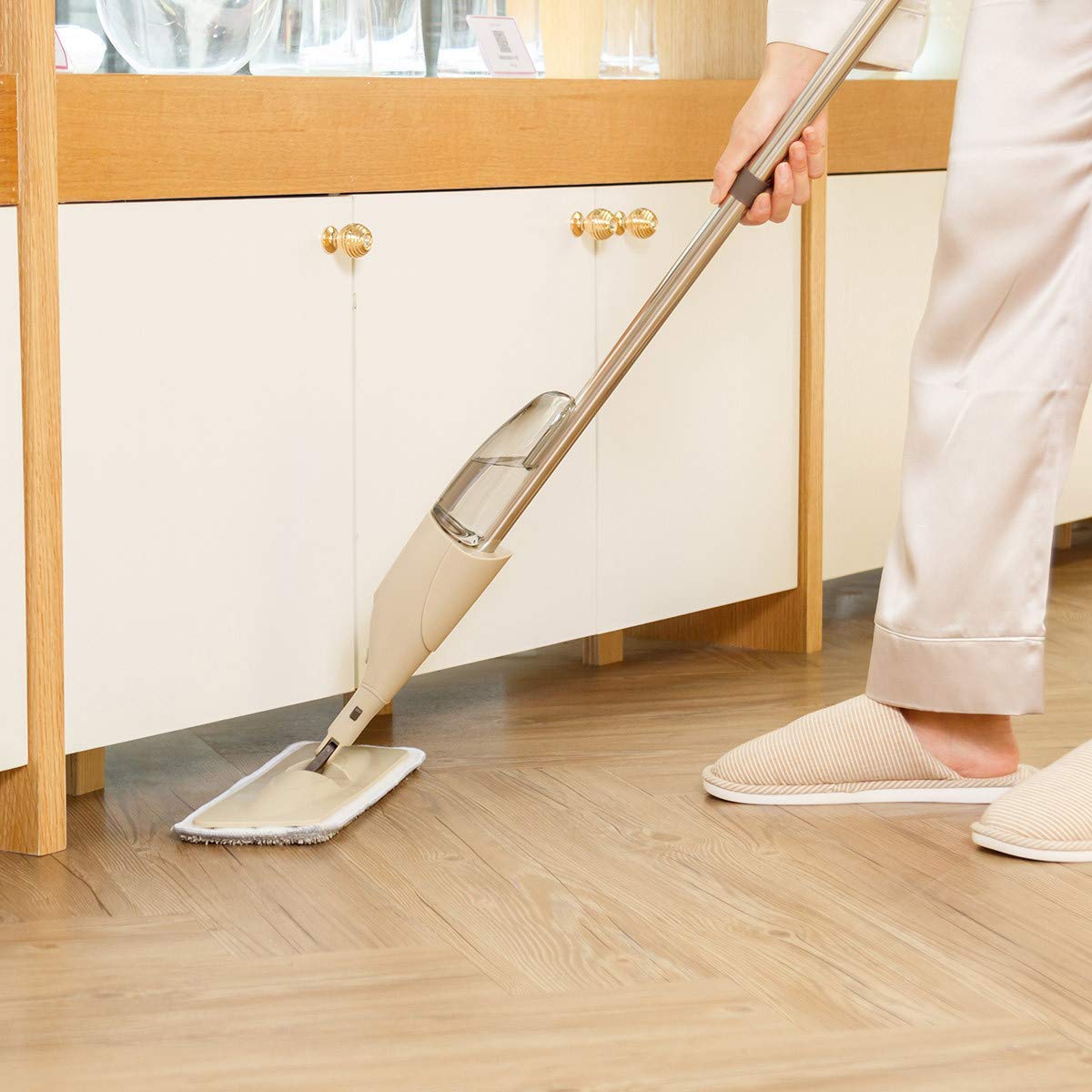 Floor Mop with Spray – Removable Washable Microfiber Cleaning Pad, Built-in Water Spray Trigger, Lightweight Flat Mop for Home, Kitchen, Office & All...